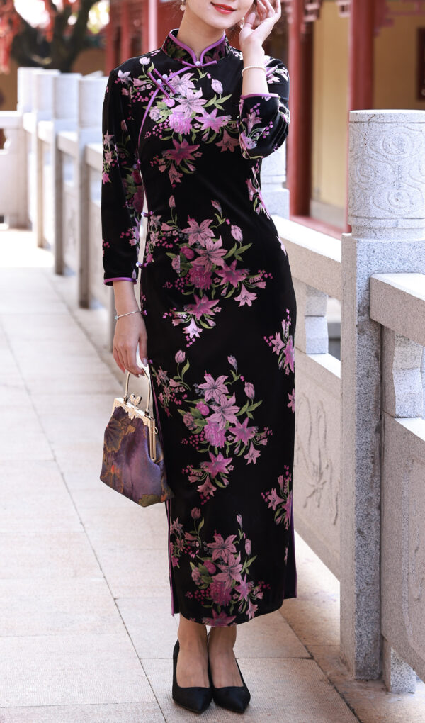 Women’s Luxury Purple Lily Print Black Velvet Cheongsam Dress - Image 2