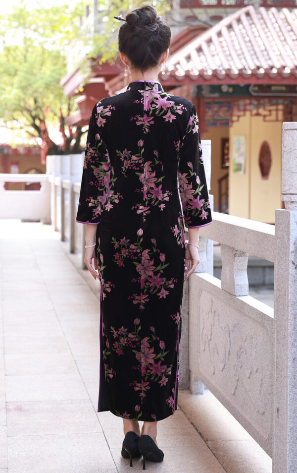 Women’s Luxury Purple Lily Print Black Velvet Cheongsam Dress - Image 5